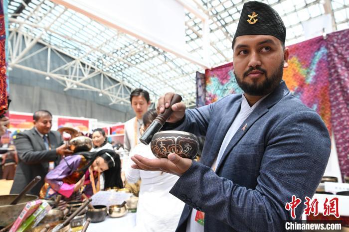 图为拉萨进口商品展览会现场，尼泊尔商人介绍、推销自己的商品。中新社记者 贡嘎来松 摄