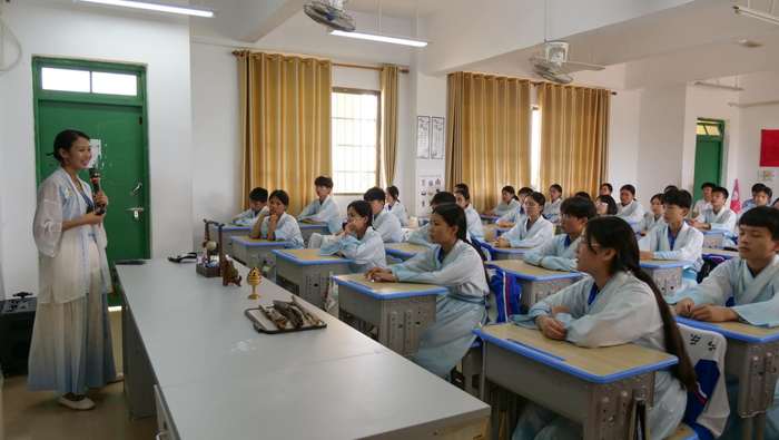 图为同学们身着香文化礼服认真听庞素心老师授课