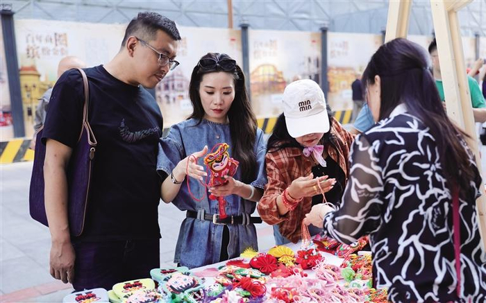 甘肃文创产品吸引天津市民驻足观看