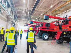 　　代表团参观农机设备。 本报记者 霍亮摄