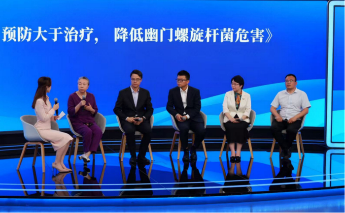 　　5月15日，多位专家、企业代表人在预防幽门螺杆菌感染学术交流会上展开学术交流。主办方图