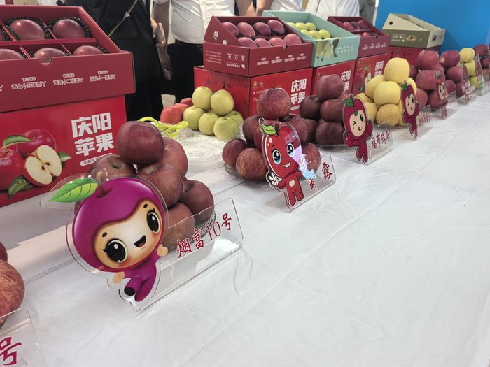现场展示的庆阳苹果。 新发地供图