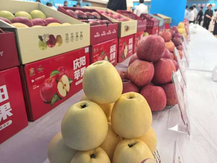 现场展示的庆阳苹果。 新发地供图
