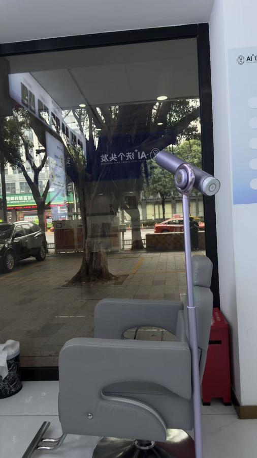 ▲自助吹发（《消费者报道》记者摄）