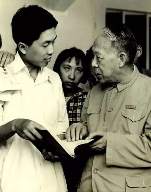 周以敬老师的父亲周志宏先生（右一）