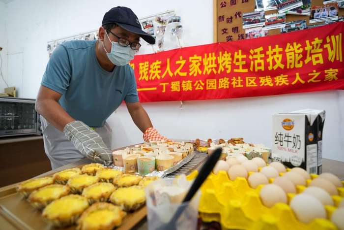 5月14日，一位残疾人在宜兴市丁蜀镇公园路社区残疾人之家进行烘烤生活技能培训。