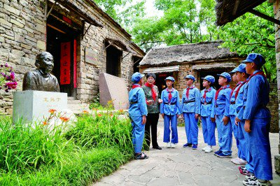 孩子们在山东省临沂市沂南县沂蒙红嫂纪念馆聆听“沂蒙母亲”王换于创建战地托儿所的事迹。尹君摄/光明图片