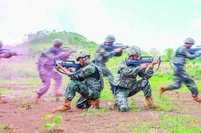     近日，武警广西总队崇左支队开展战术训练。图为官兵掩护战友快速搜索前进。李章禄/摄
