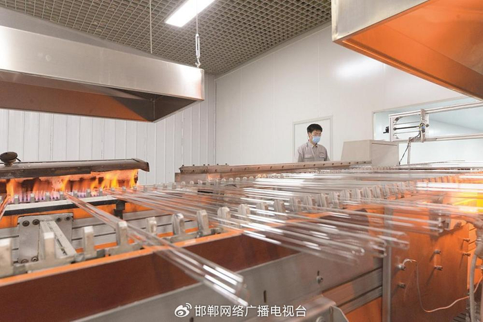 在魏县经济开发区中建材凯盛君恒有限公司，工人正在检验下线的玻璃管成品。（资料片） 王洪刚 摄