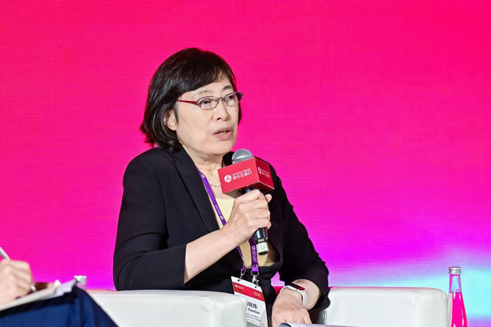 中国进出口银行原董事长，中国国际经济交流中心副理事长胡晓炼