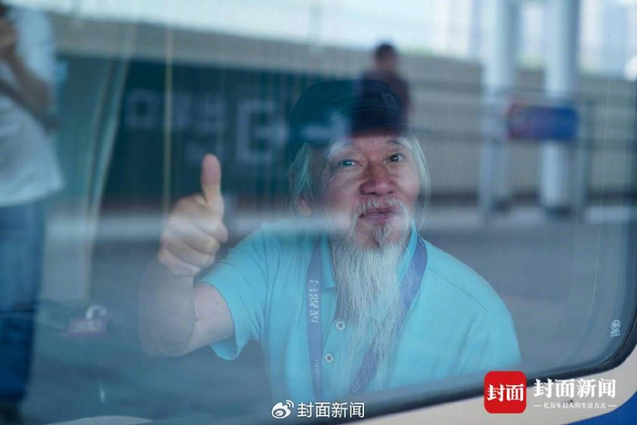 首发游客。 中国铁路成都局集团供图