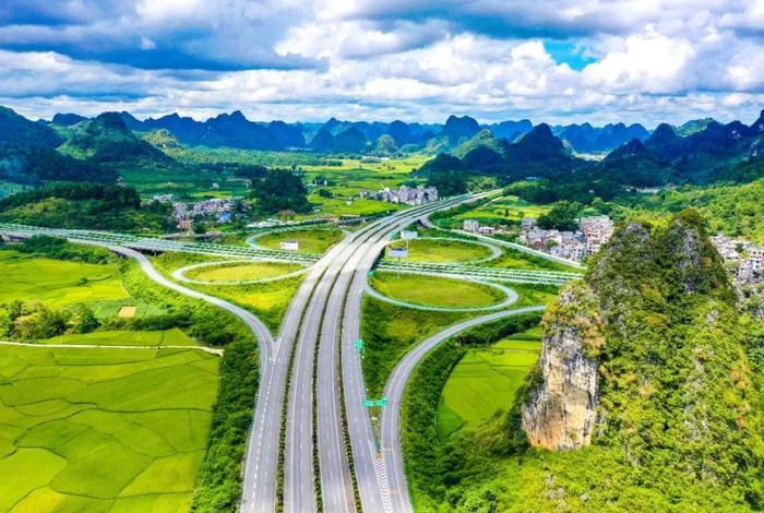 广西合那高速沿途喀斯特地貌自然风光。图/图虫创意