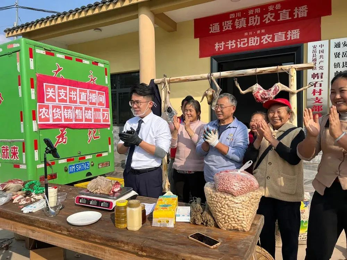 关祖苹正在直播带货 图片来源：受访者提供