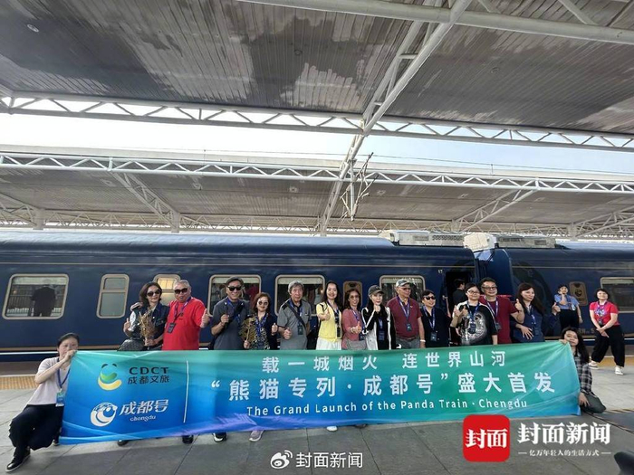 首发游客在站台合影。 曹菲 摄