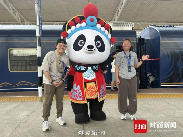 首发游客在站台打卡。 曹菲 摄
