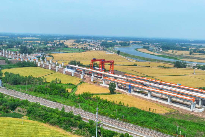 宁淮城际铁路首孔箱梁架设现场。林讯飞摄