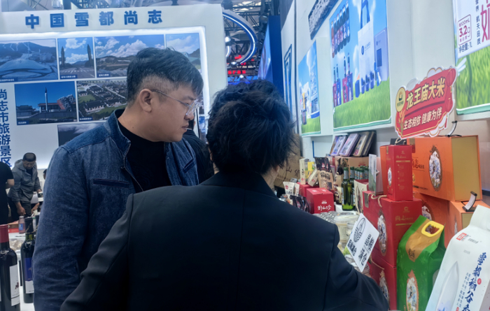 客商在“龙王庙”大米展位前了解产品情况