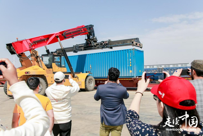 “走读中国”国际交流项目外媒记者记录中欧班列装载时刻