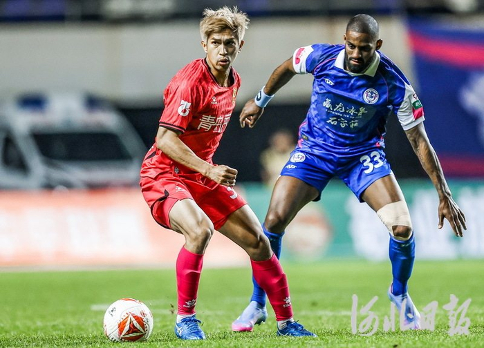 5月17日，石家庄功夫外援33号丹克莱尔（右）在比赛中。