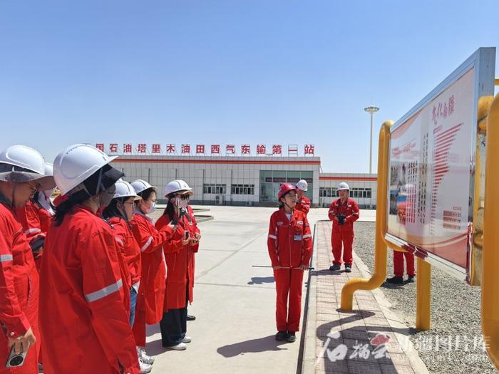 5月16日,“大国工程看新疆”主题采访团在西气东输第一站采访。石榴云/新疆日报记者 于江艳摄