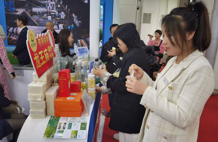 参展观众现场品尝大米