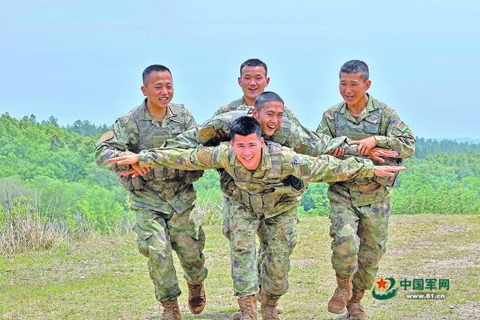 　　该连官兵在训练间隙开展小游戏。李文翔摄