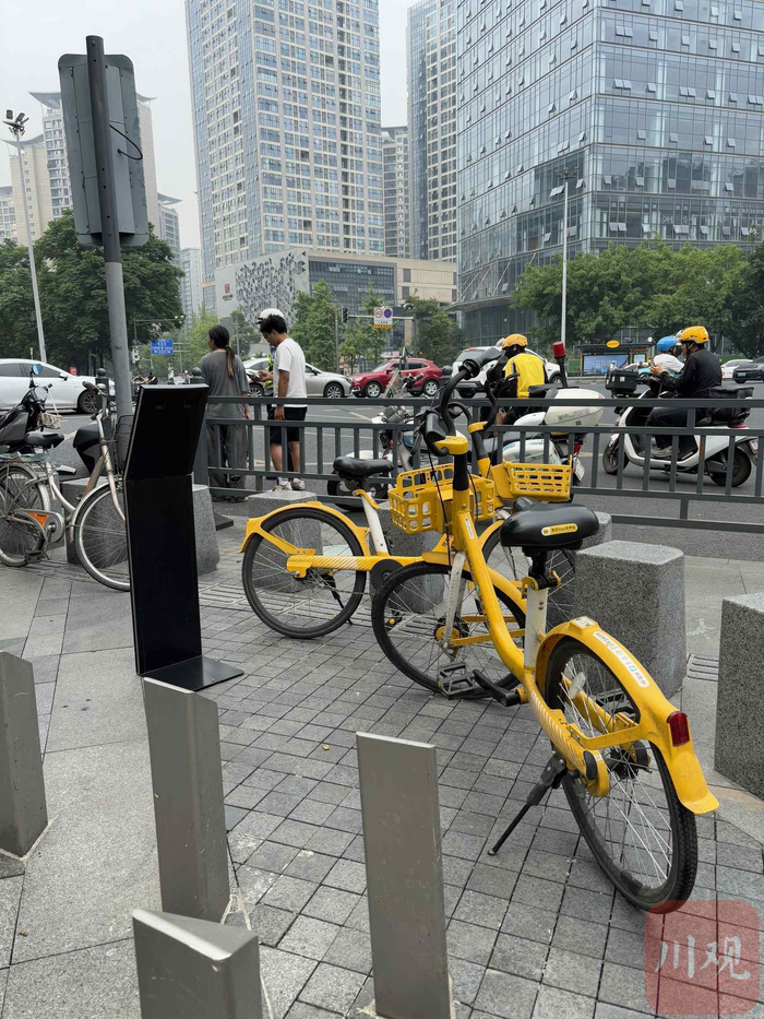 成都市锦江区某商场门前，石柱和共享单车占用盲道（唐子晴 摄）