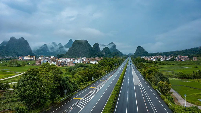 穿过桂林的高速公路。图/视觉中国