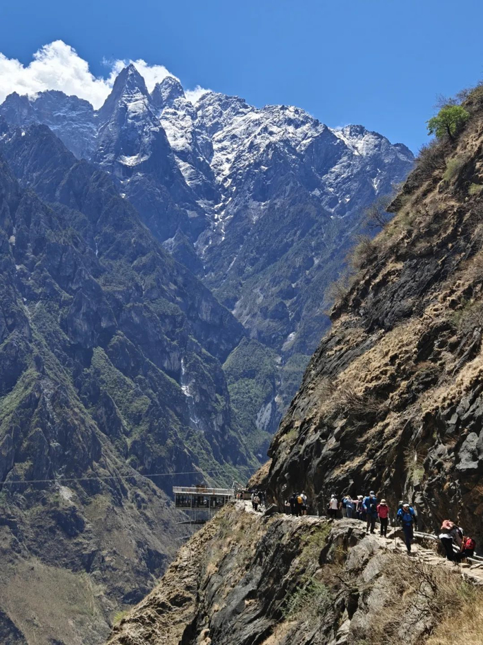 云南虎跳峡高路徒步线路上的徒步爱好者们。  人民日报记者 蒋雨师 摄