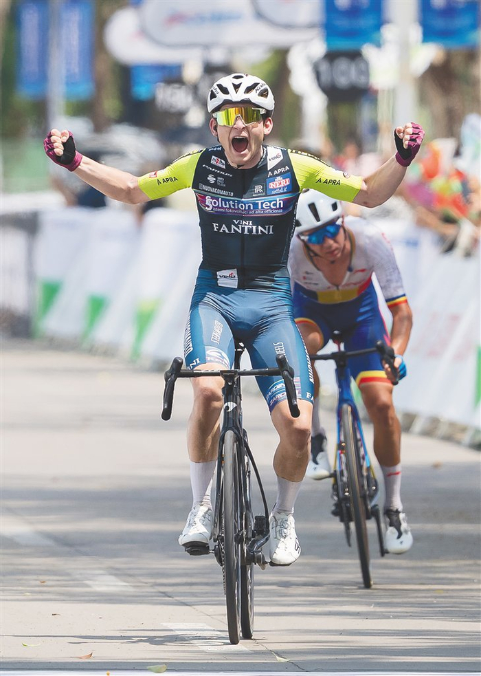 车手在冲刺中。海南日报全媒体记者 宋国强 摄