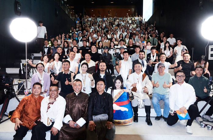 发布会现场来了包括俞敏洪在内的许多嘉宾