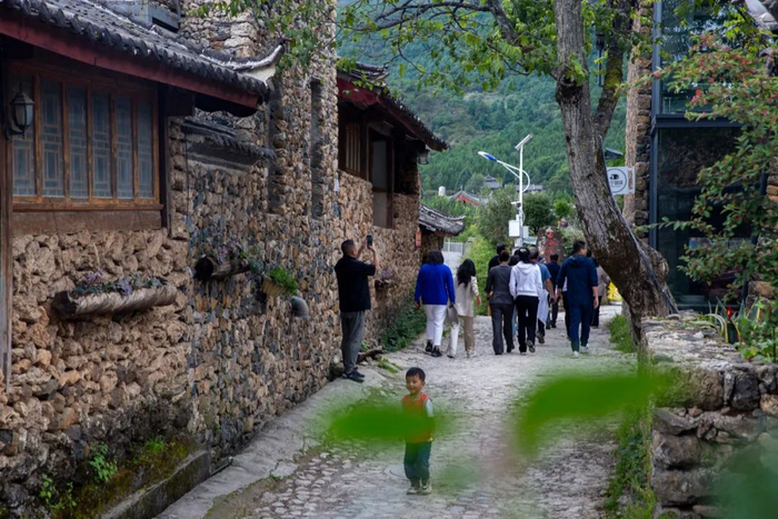 玉湖村慕名来访的游客 余武龙 摄