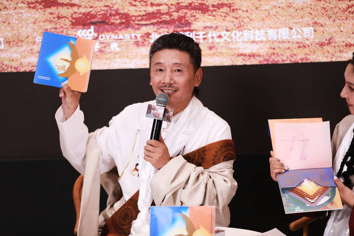 容中尔甲向大家展示音乐专辑《天唱》