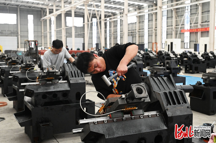 5月12日，北舫精机（河北）有限公司生产车间，工人在组装智能化数控机床。河北日报记者闫德见摄