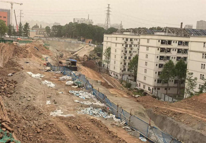 上黑榜的大学路及西陵变电站出线通道工程项目工地内大量建筑垃圾未及时清理。