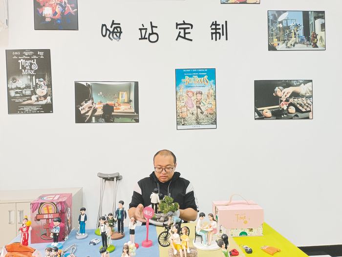     ◀毕冬的直播间在南宁市残疾人活动中心一楼，里面有风格多样的个人定制产品。