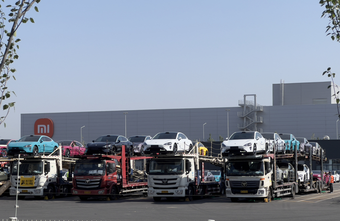 一期工厂内装载小米SU7的卡车 图片来源：时代周报记者摄