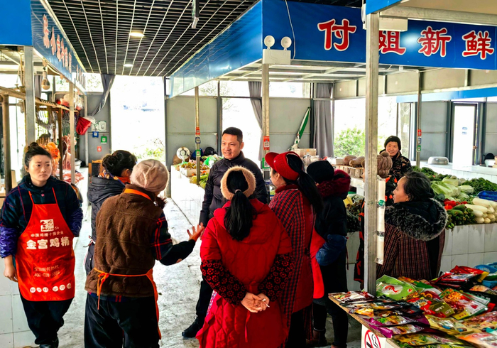 2025年年初，沙河社区干部与老商户开“坝坝会”商议（成都市锦江区沙河街道沙河社区供图）