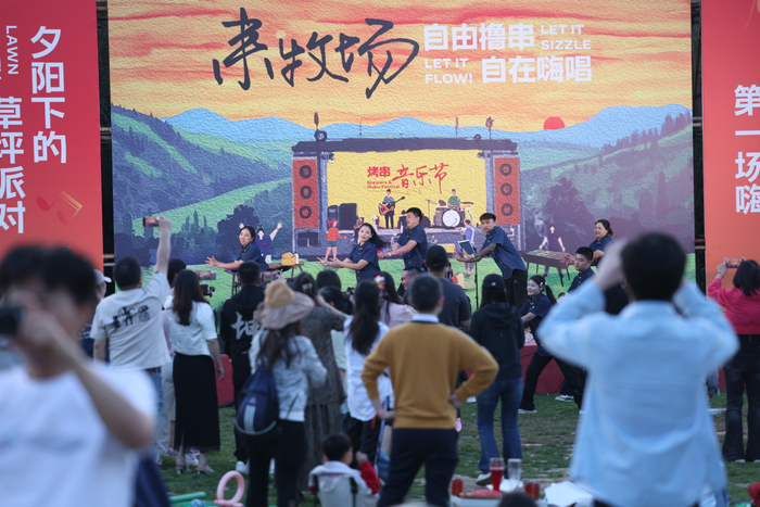 烤串、野餐、音乐，肉串汪首届草坪音乐节吸引了大批消费者。新京报记者 李木易 摄