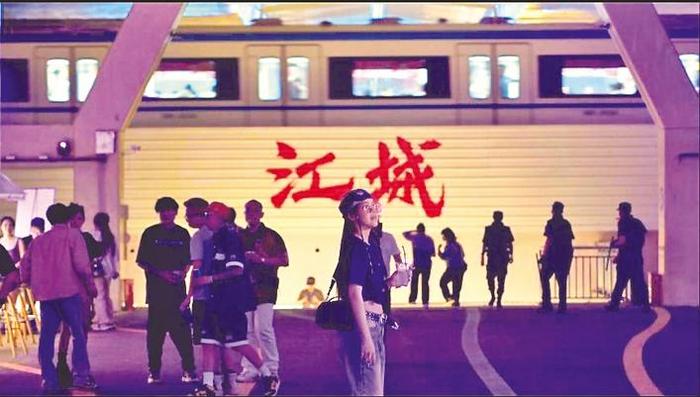 武汉新机位——与轻轨同框的长江二桥黄浦路段。（武汉城运集团供图）