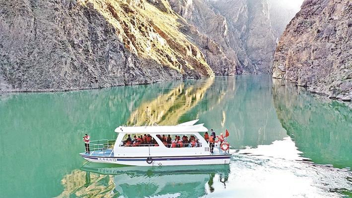 游客走进龙羊峡，乘船游湖。 资料图