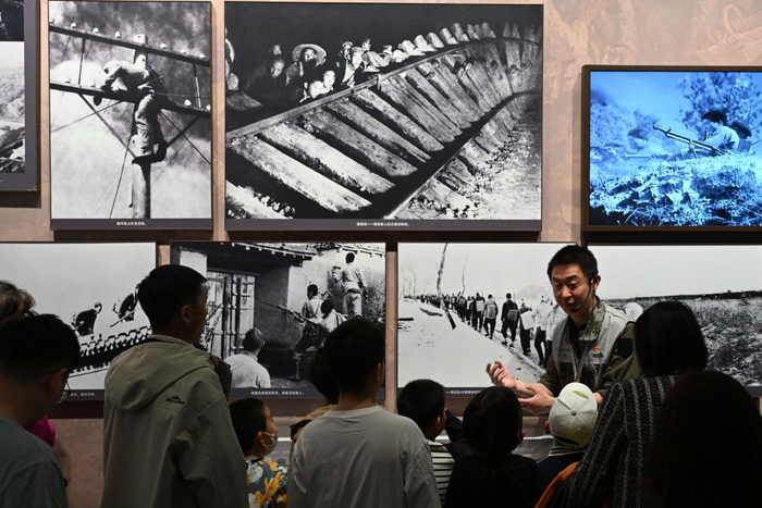 2025年4月6日，观众在中国人民革命军事博物馆听讲解员讲抗战的故事。新华社记者 刘金海 摄