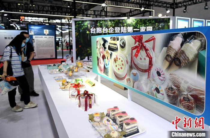 　　5月19日，台湾蛋糕毛巾亮相第二十七届海峡两岸经贸交易会，吸引市民、游客参观。中新社记者 吕明 摄