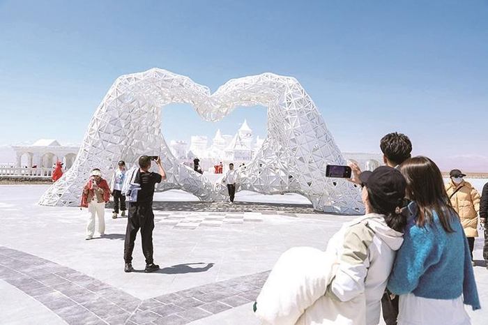 游客在茶卡盐湖景区观赏盐雕。图片由茶卡盐湖景区提供