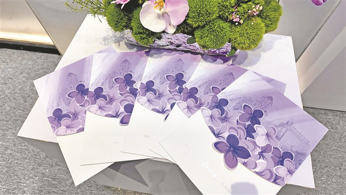     带着丁香花香的《黑龙江日报》。本报记者 王世琛摄