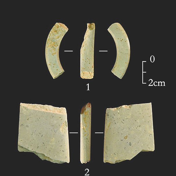 ②a层发现的磨制石器。