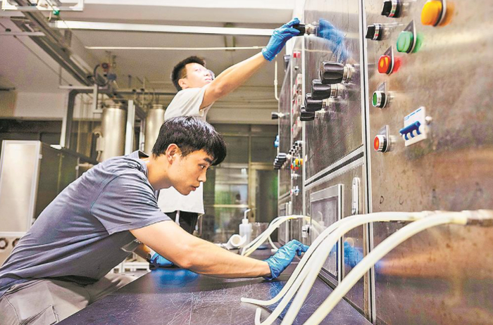 化肥催化剂国家工程研究中心学生在合成氨催化剂研发室调整实验参数。本报记者 张永定 摄
