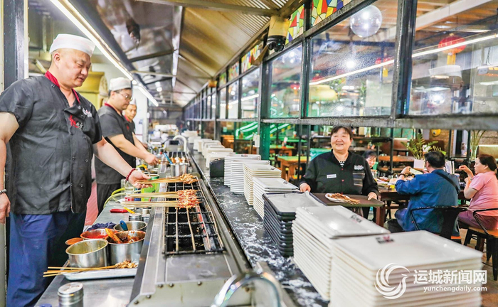 陈记烧烤店内明厨亮灶，让消费者吃得放心。记者 金玉敏 摄