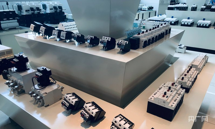 天水二一三电器集团有限公司部分产品展示（央广网记者  李红军  摄）