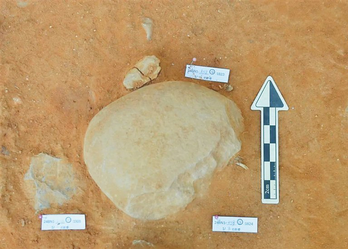 ④层出土的精美大型砍砸器。